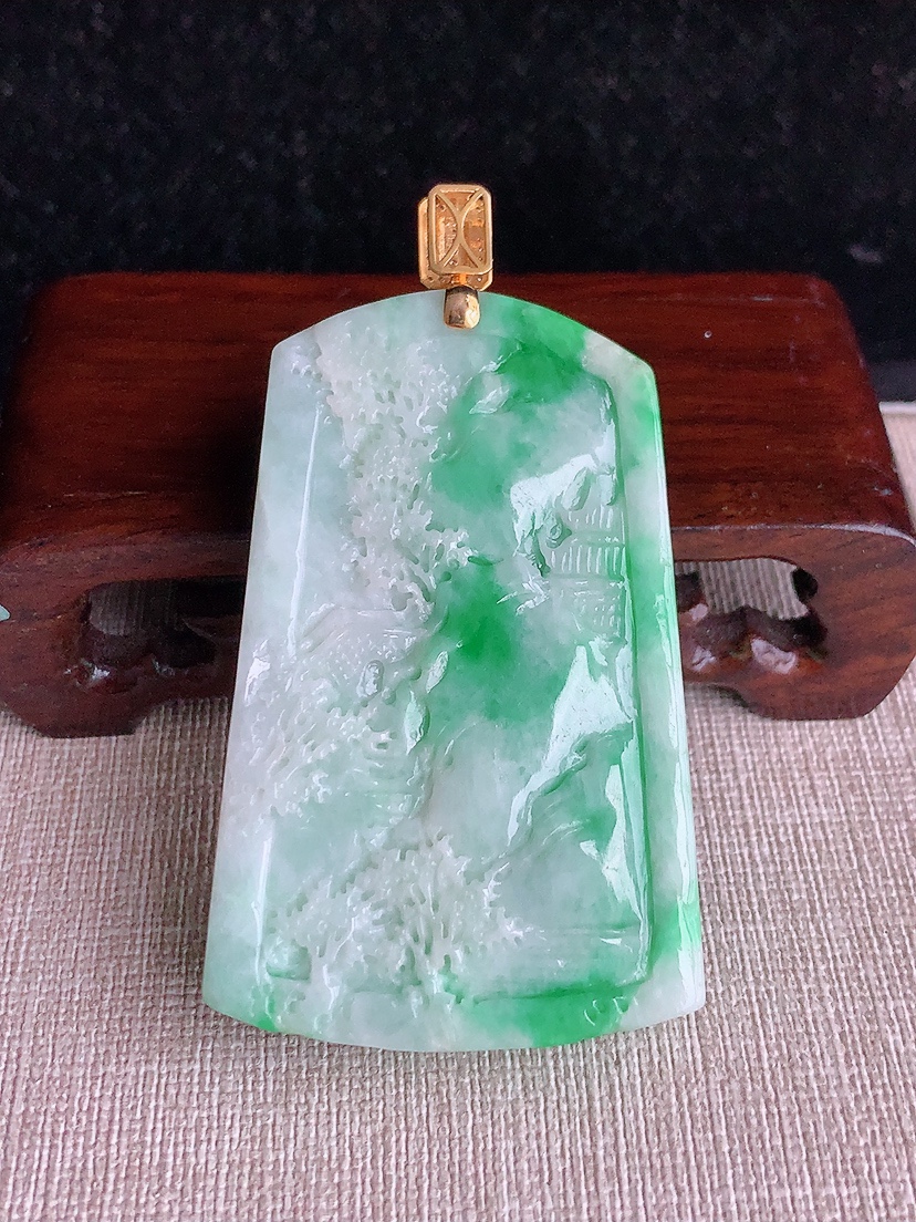 天然A货翡翠18K金伴钻镶嵌白底青飘阳绿意境山水牌吊坠  
尺寸70.6-61.5-68.8-12.5mm 重量55.40g 0403