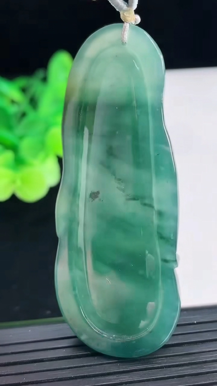 天然A货翡翠蓝水无相观音吊坠尺寸65.2-26.2-7.3重:27.25g 555
4月6日