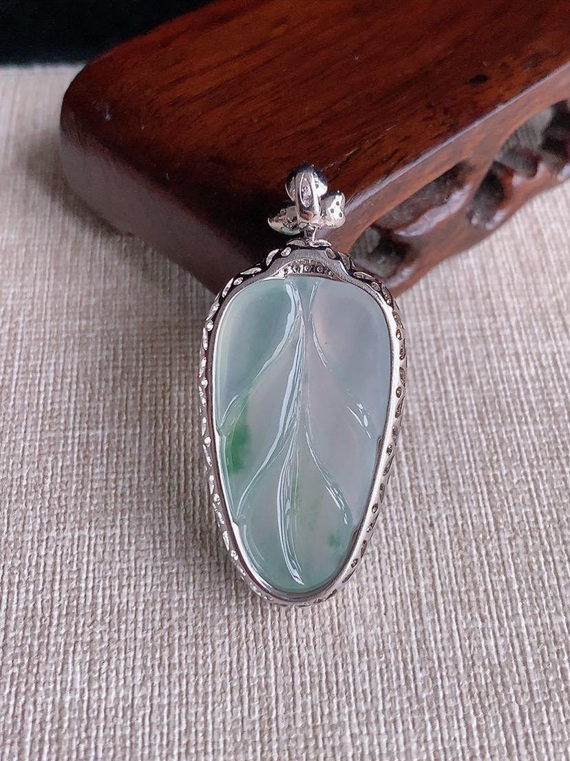 天然A货翡翠18K金伴钻镶嵌飘花叶子金枝玉叶吊坠 
尺寸44.8-20.4-9.2裸石31.8-17