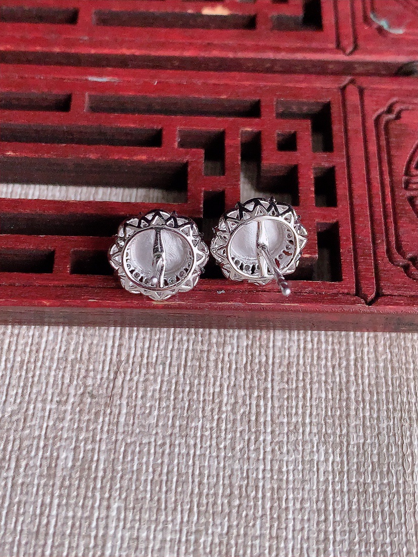 天然A货翡翠18K金伴钻镶嵌甜绿蛋面耳钉 
尺寸6.5-6mm 重量2.36g 0403