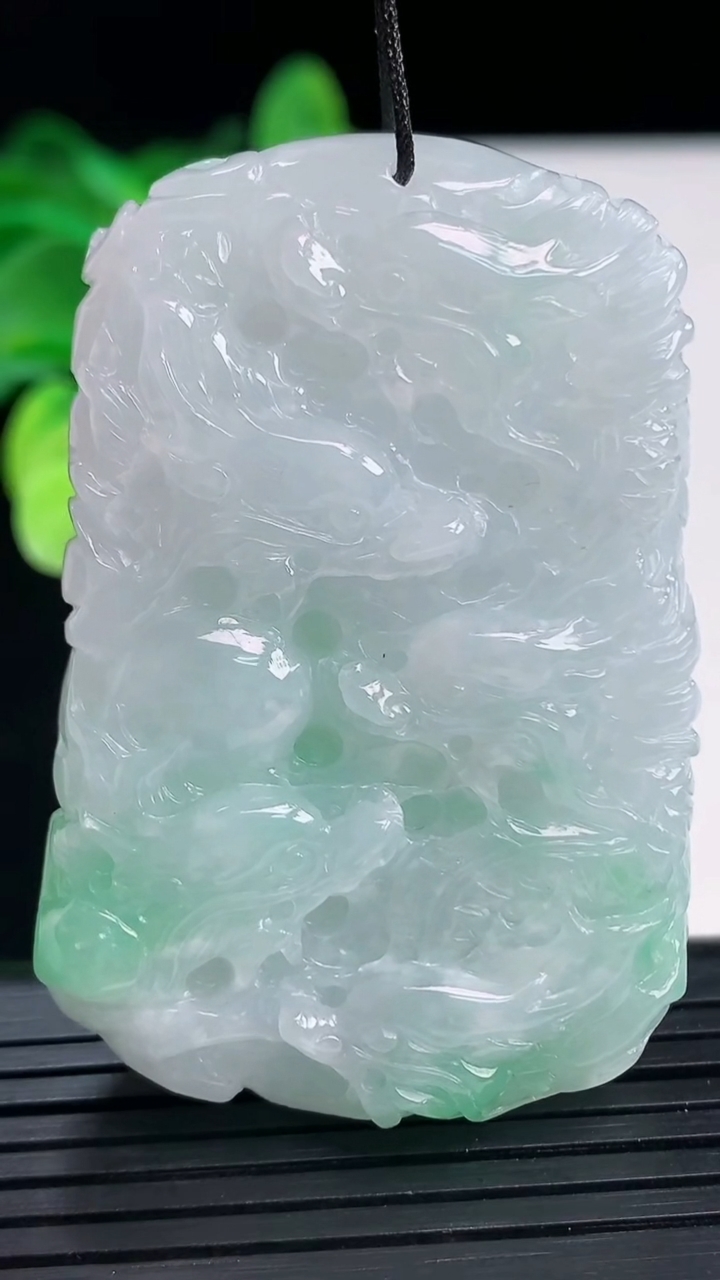 天然A货翡翠九龙至尊 龙牌吊坠尺寸56-38-13.6重:58.70g 99
4月6日