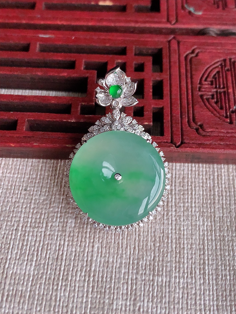 天然A货翡翠18K金伴钻镶嵌飘绿平安扣吊坠 
尺寸34.5-22-8裸石19.2mm 重量6.73g 0403