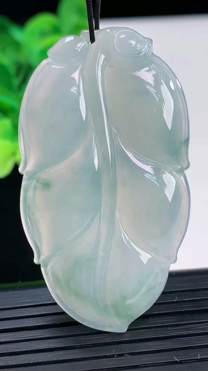 天然A货翡翠飘花金枝玉叶 叶子吊坠尺寸54.8-30.6-5.6重量:18.90g
4月6日