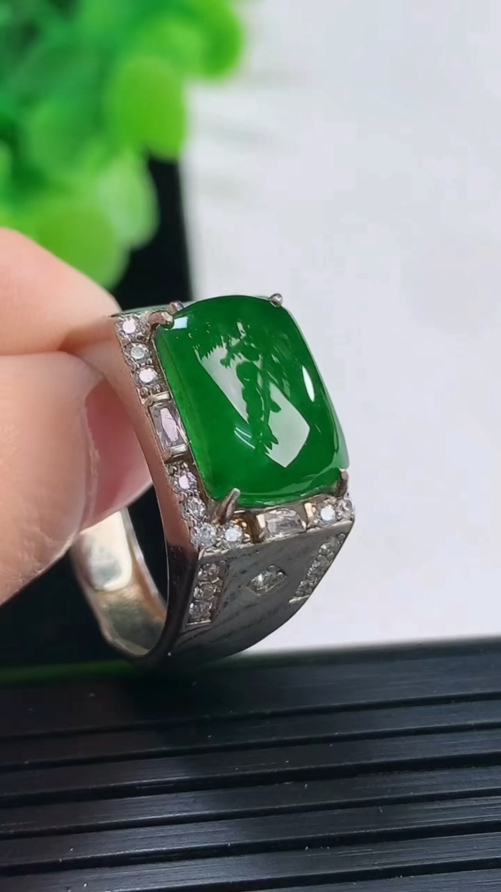 天然A货翡翠马鞍戒指尺寸12.6-9.2-3重:7.85g 1782026年4月6日
工厂直销收藏佳品,种好水足，色泽均匀，有种有色，上手高大气！