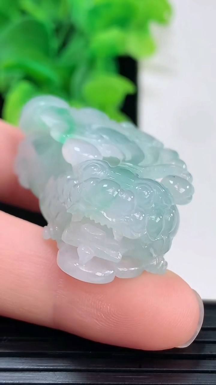 天然A货翡翠貔貅吊坠尺寸48-21.8-14.1重量:28.01g
4月6日