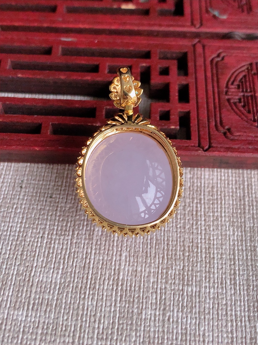 天然A货翡翠18K金伴钻镶嵌紫罗兰蛋面吊坠 
尺寸33.3-21-15.5裸石19.5-17.6mm 重量10.08g 0403