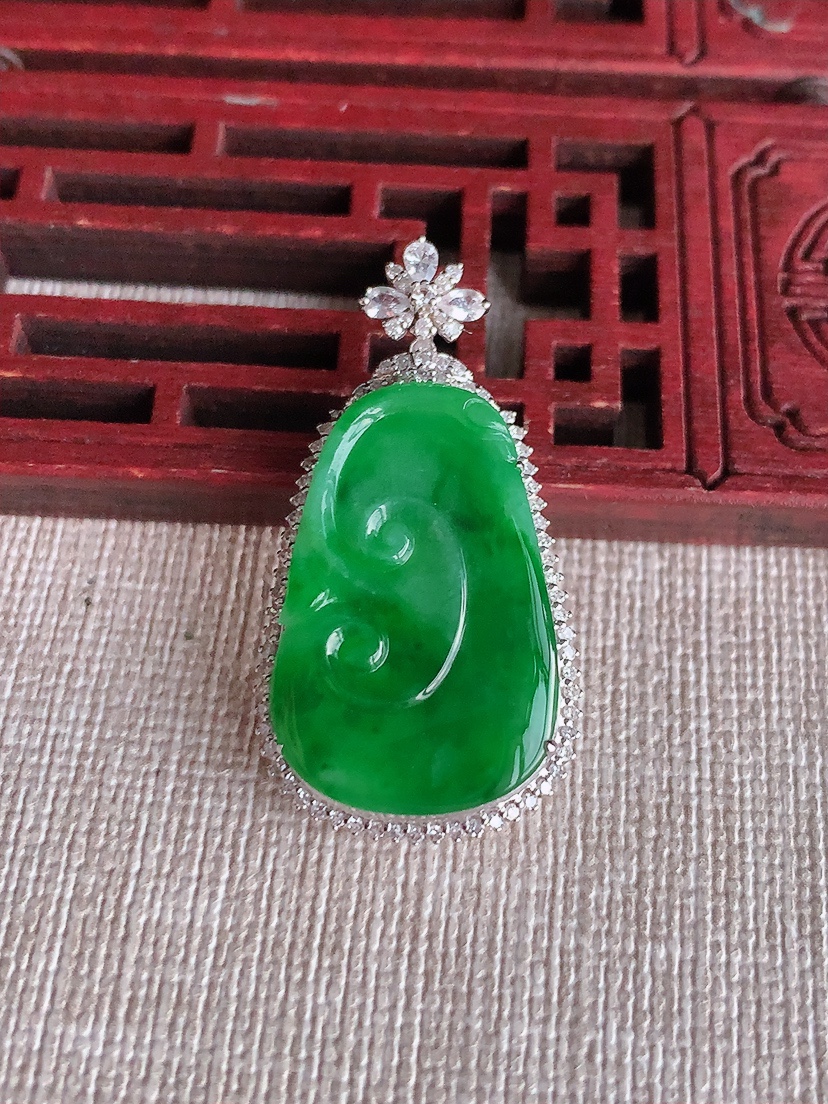 天然A货翡翠18K金伴钻镶嵌满绿如意吊坠 
尺寸36.5-19.2-7.3裸石25-16.2mm 重