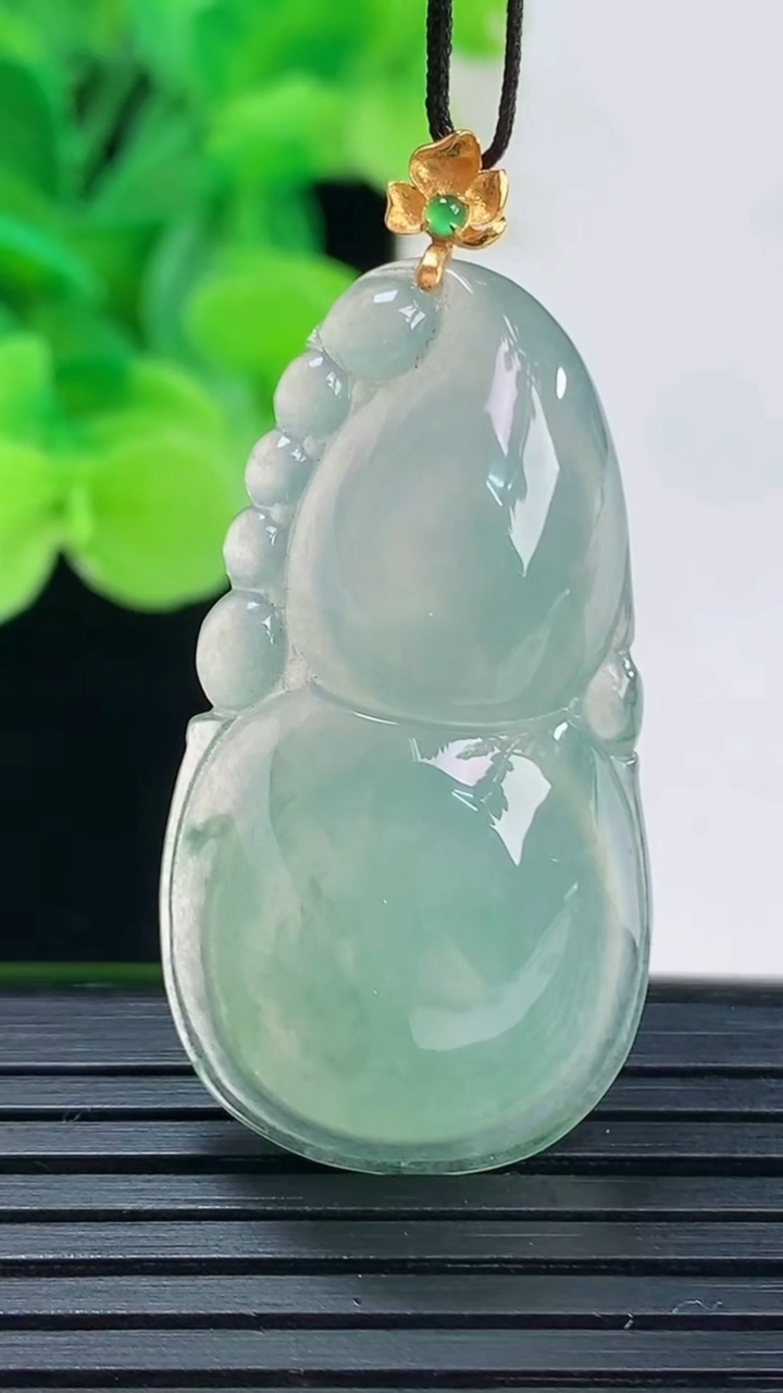 天然A货翡翠葫芦吊坠尺寸37.4-20.1-7.9重量:8.48g
4月6日