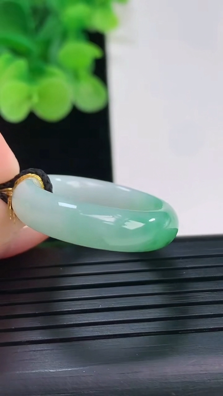 天然A货翡翠指环戒指尺寸19.2-6-3.8重量:5.06g2026年4月6日
工厂直销收藏佳品,种好水足，色泽均匀，有种有色，上手高大气！