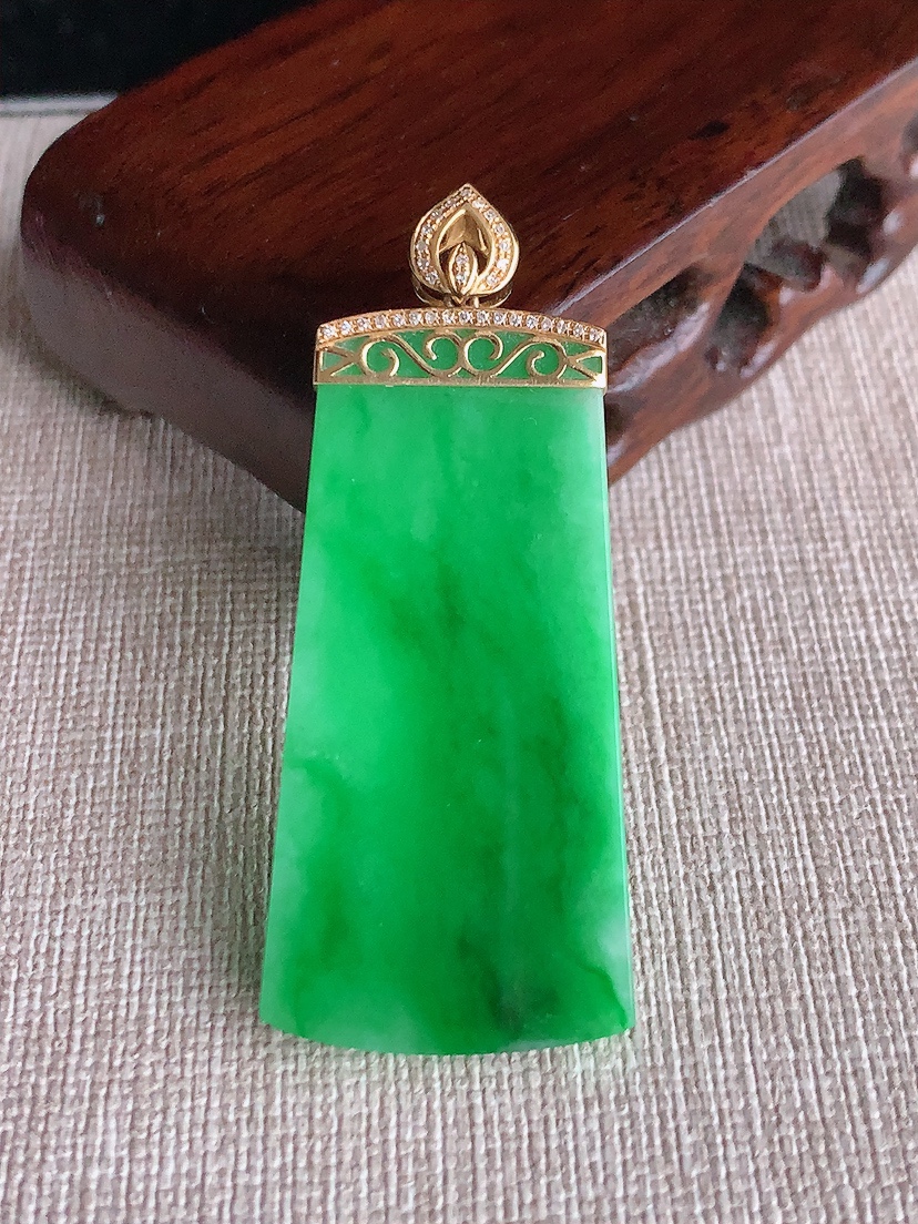 天然A货翡翠18K金伴钻镶嵌满绿无事牌吊坠 
尺寸51.6-43.3-21.8-3.5mm 重量10