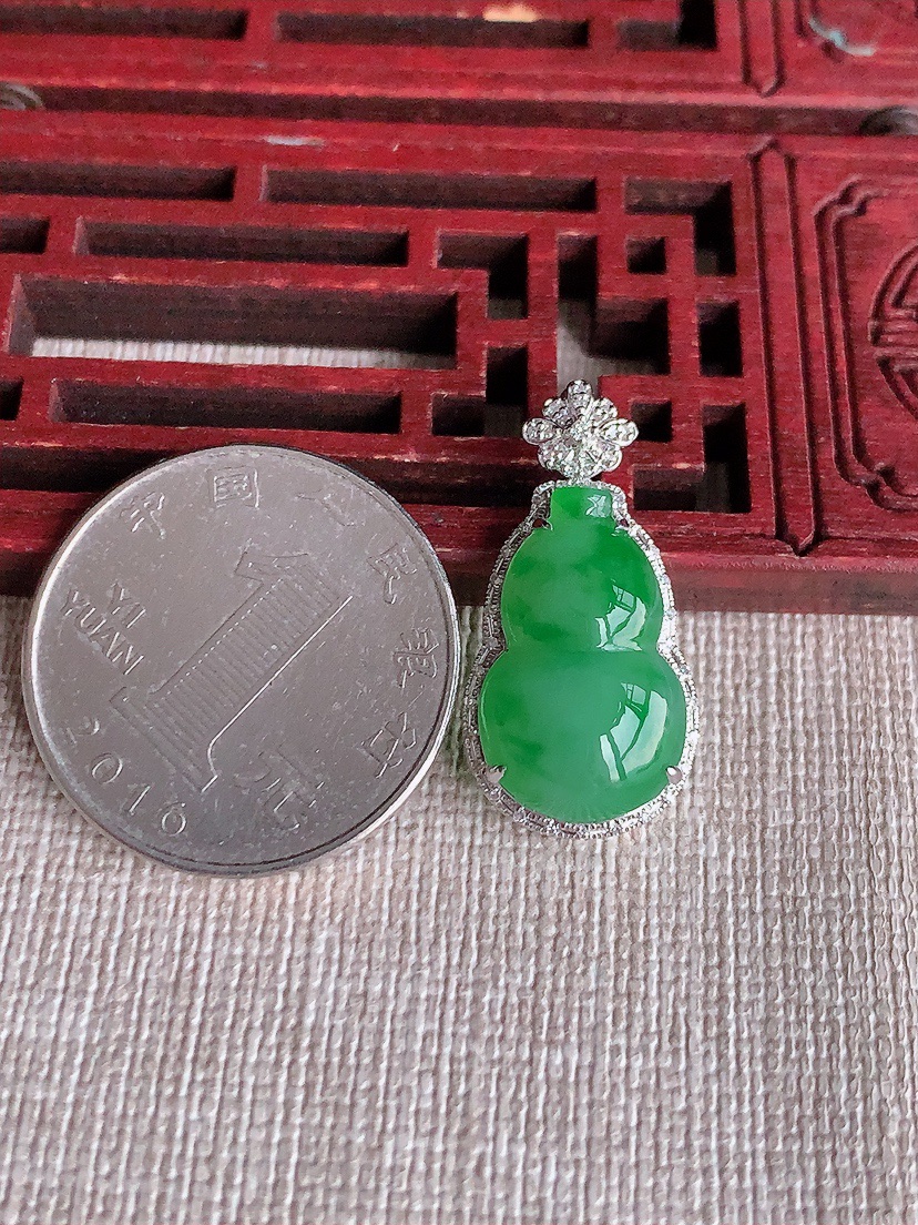 天然A货翡翠18K金伴钻镶嵌飘绿葫芦吊坠 
尺寸26-13-7裸石18.5-11.5mm 重量2.66g 0403