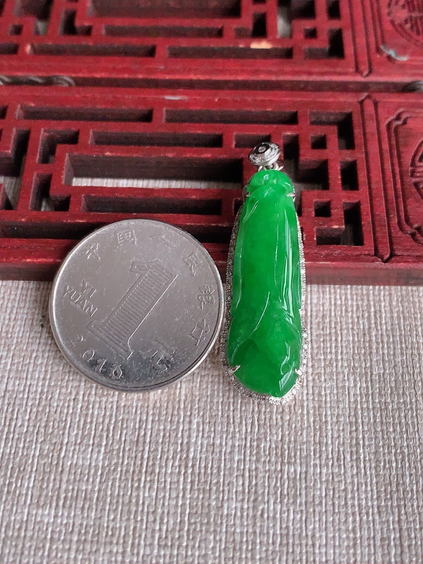 天然A货翡翠18K金伴钻镶嵌满绿兰花吊坠  
尺寸38.5-12-6.5裸石32-10.3mm 重量5.00g 0403