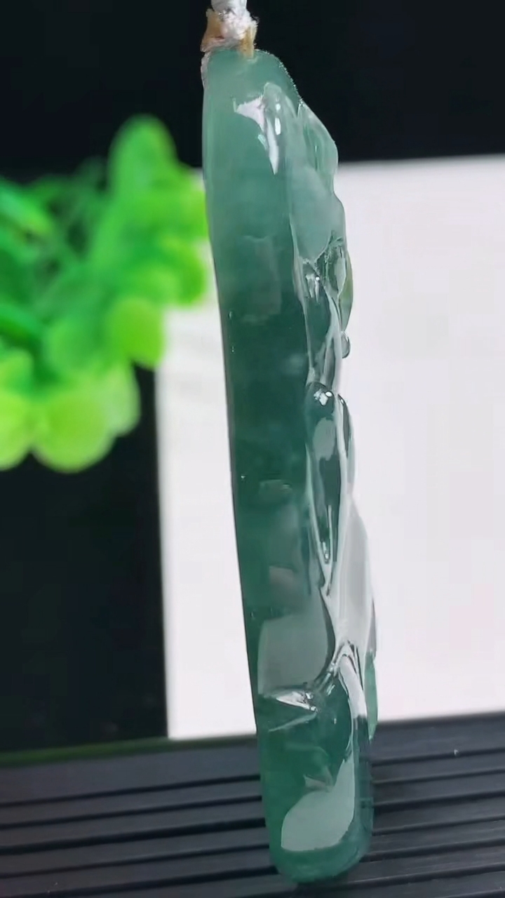 天然A货翡翠蓝水无相观音吊坠尺寸65.2-26.2-7.3重:27.25g 555
4月6日