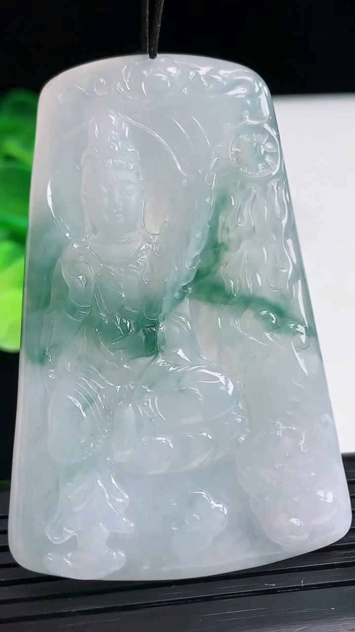天然A货翡翠飘花文殊菩萨吊坠尺寸61.8-40.3-5重量:29.80g
4月6日