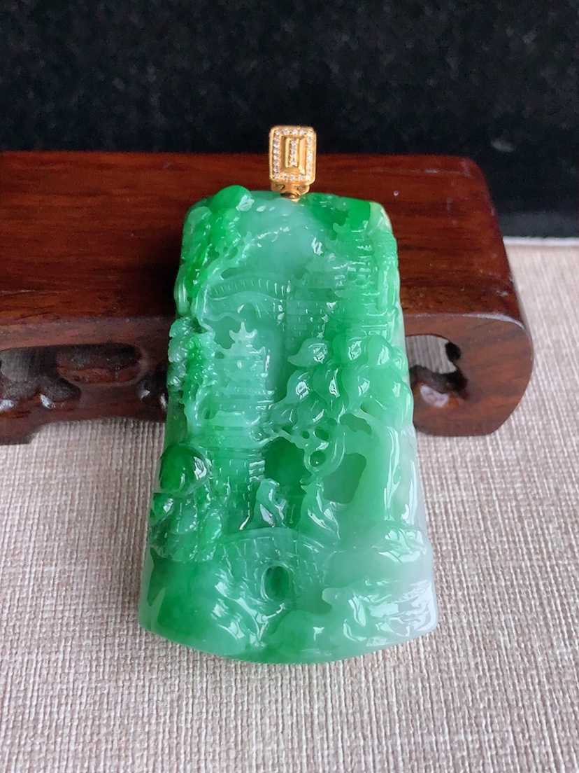 天然A货翡翠18K金伴钻镶嵌飘绿意境山水牌吊坠  
尺寸70.2-61.2-36.3-11.8mm 重量57.75g 0403