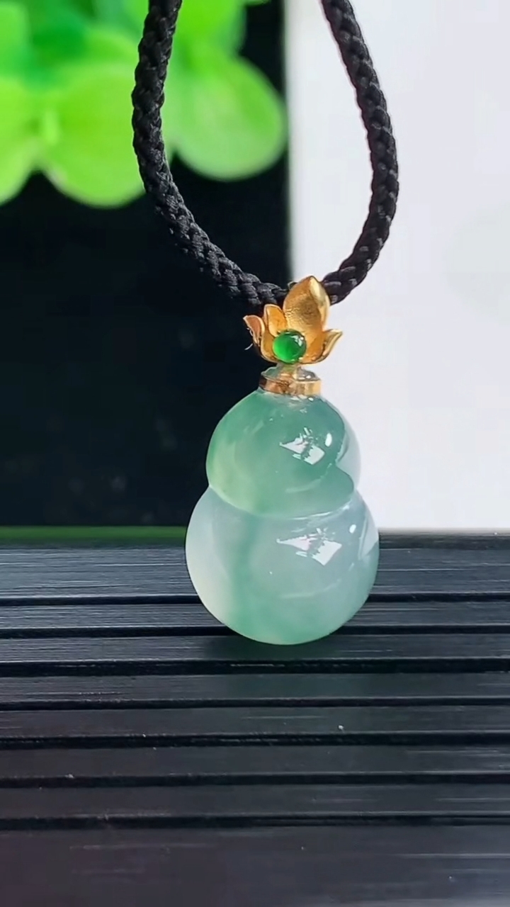 天然A货翡翠18K金飘花葫芦吊坠尺寸19.8-10.3-5.6重量:1.68g
4月6日