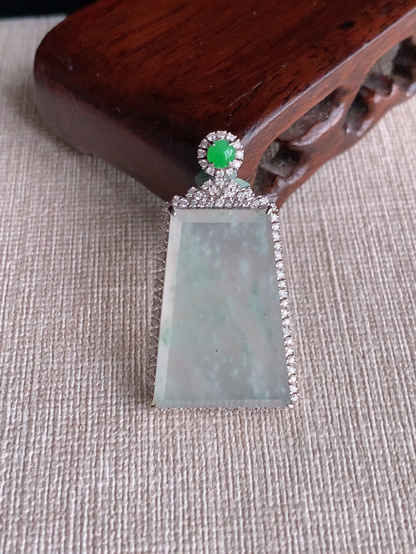 天然A货翡翠18K金伴钻镶嵌晴水雪花棉无事牌吊坠 
尺寸38-20.8-7.7裸石26-17.6mm