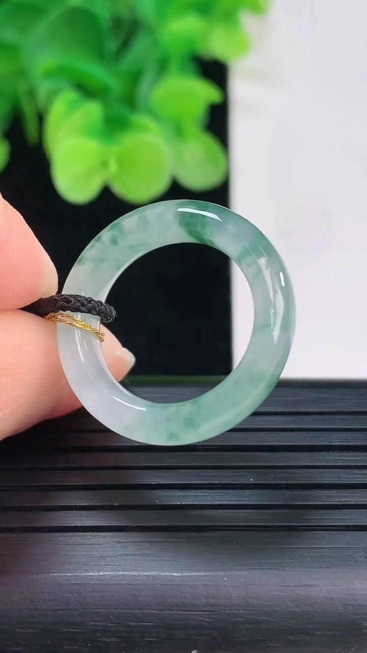 天然A货翡翠飘花指环戒指尺寸17.1-5.7-3.8重量:4.14g2026年4月6日
工厂直销收藏佳品,种好水足，色泽均匀，有种有色，上手高大气！