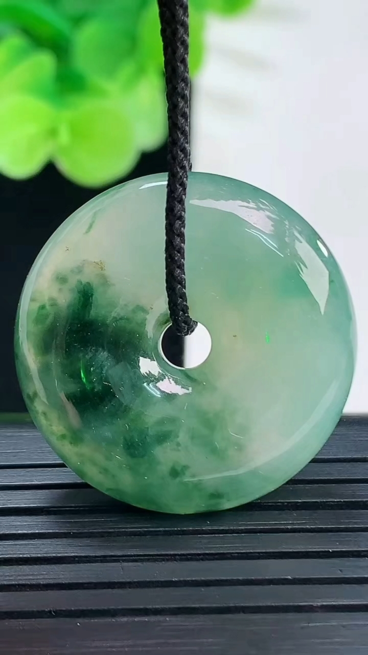 天然A货翡翠飘花平安扣吊坠尺寸28.3-6.4重:10.15g 99
4月6日