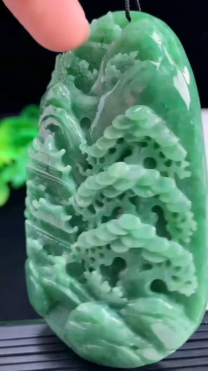 天然A货翡翠山水牌吊坠尺寸75.7-46-15重:100.37g 555
4月6日