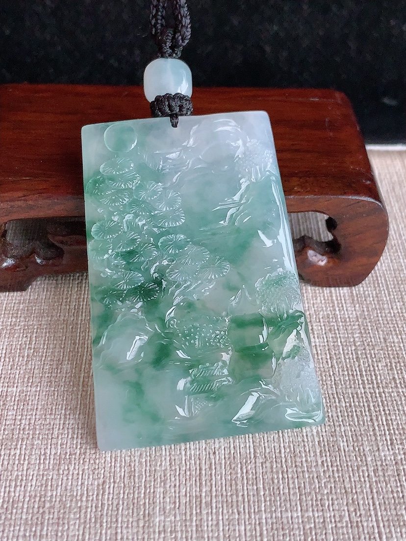天然A货翡翠飘花意境山水牌吊坠 
尺寸60.2-39.5-4.8mm 重量33.80g 0403