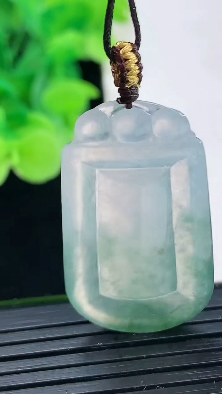 天然A货翡翠飘花无事牌吊坠尺寸37.3-20.1-4.4重量:6.90g
4月6日