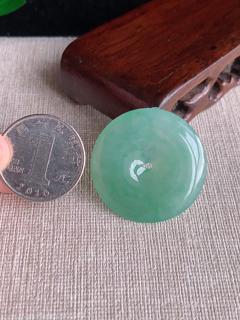 天然A货翡翠晴绿平安扣吊坠 
尺寸32.8-5.8mm 重量13.35g 0403