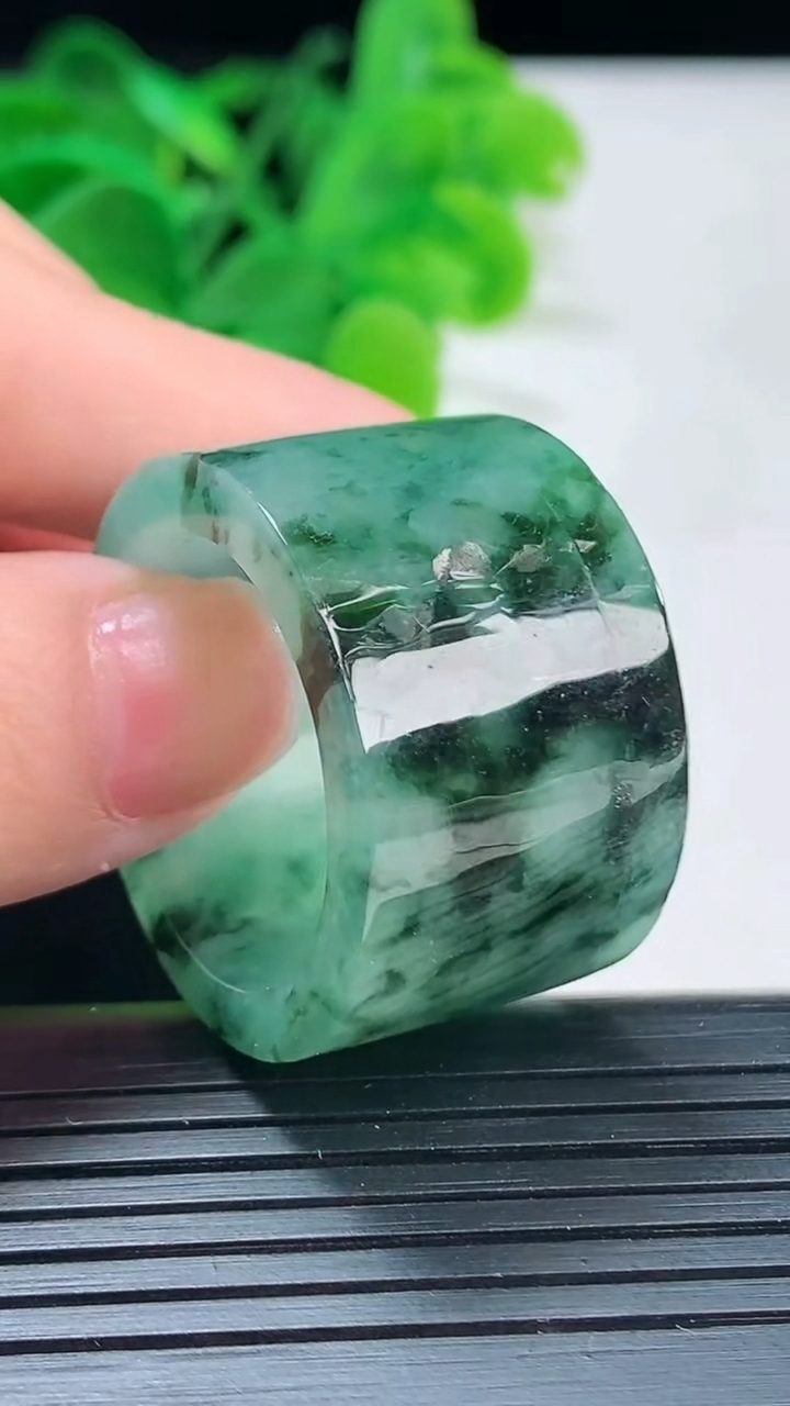 天然A货翡翠飘花指环扳指尺寸23.4-19.4-4.1重:20.96g 662026年4月6日
工厂直销收藏佳品,种好水足，色泽均匀，有种有色，上手高大气！