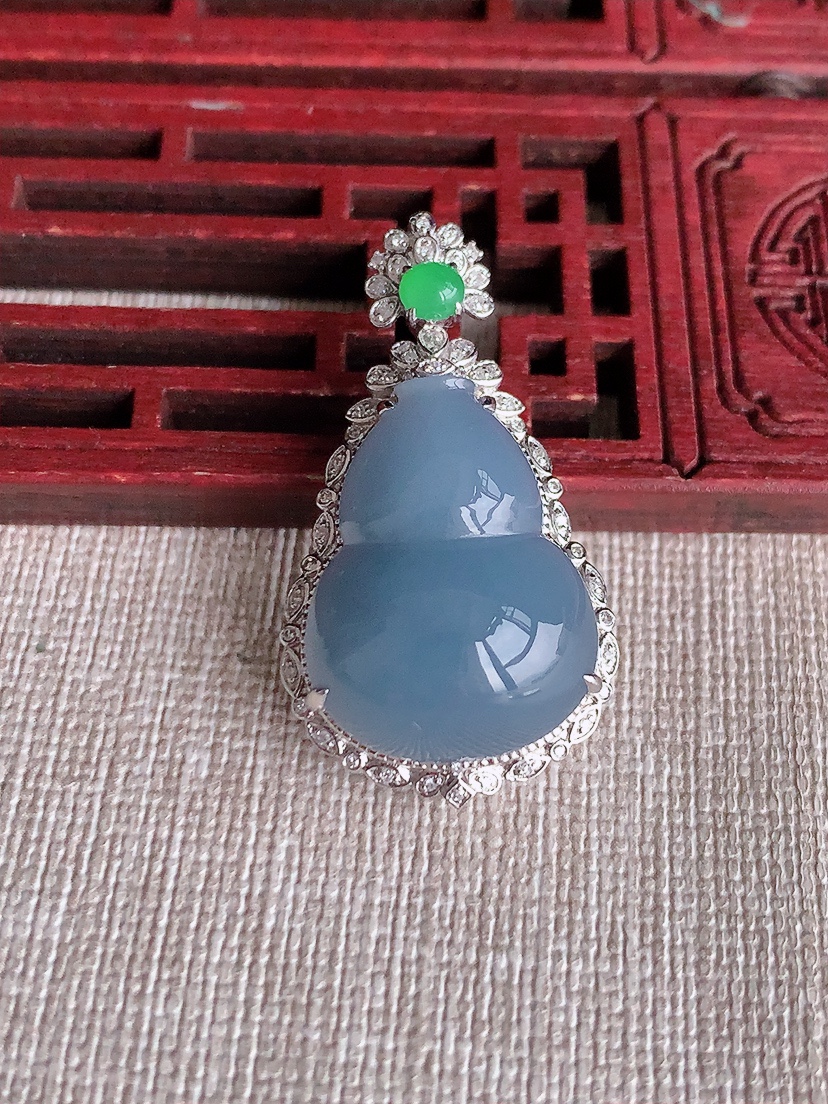 天然A货翡翠18K金伴钻镶嵌紫罗兰葫芦吊坠 
尺寸36.2-20-12.5裸石22-17mm 重量6.78g 0403