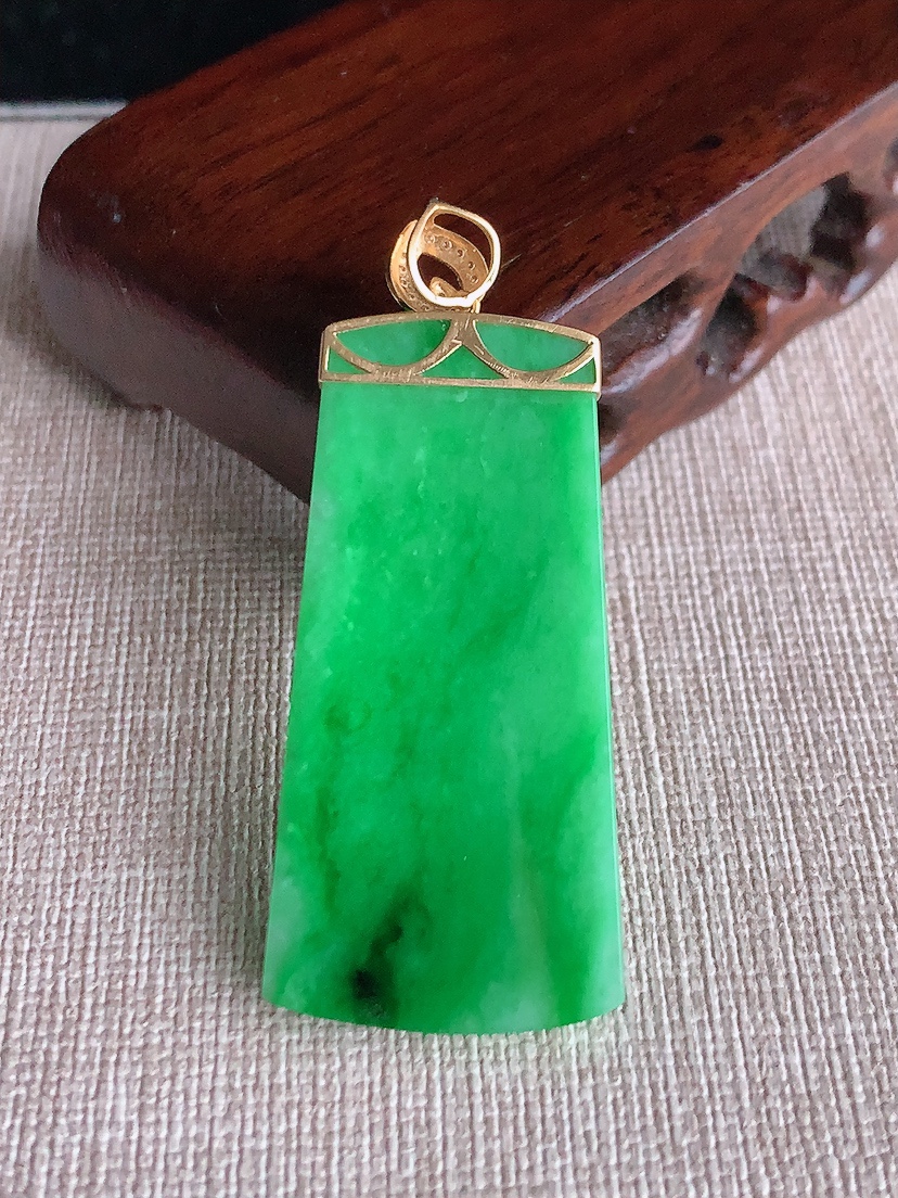 天然A货翡翠18K金伴钻镶嵌满绿无事牌吊坠 
尺寸51.6-43.3-21.8-3.5mm 重量10.38g 0403