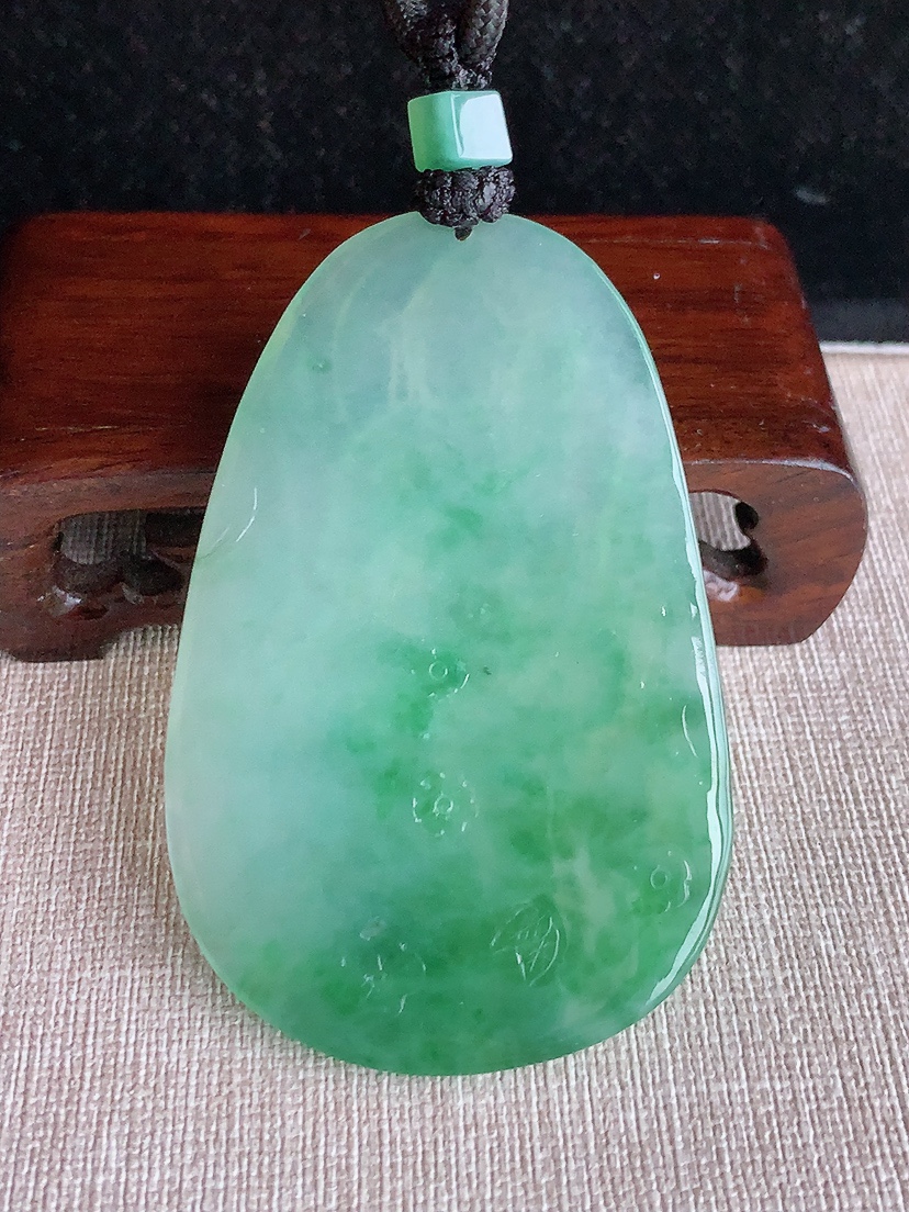 天然A货翡翠飘花大件文殊菩萨吊坠 
尺寸70.5-46-5.3mm 重量44.60g 0403