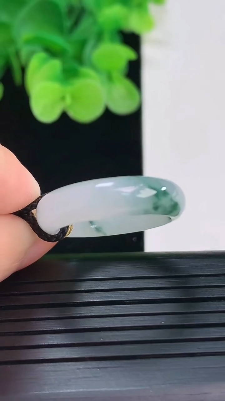 天然A货翡翠飘花指环戒指尺寸17.4-5.6-3.4重量:3.71g2026年4月6日
工厂直销收藏佳品,种好水足，色泽均匀，有种有色，上手高大气！