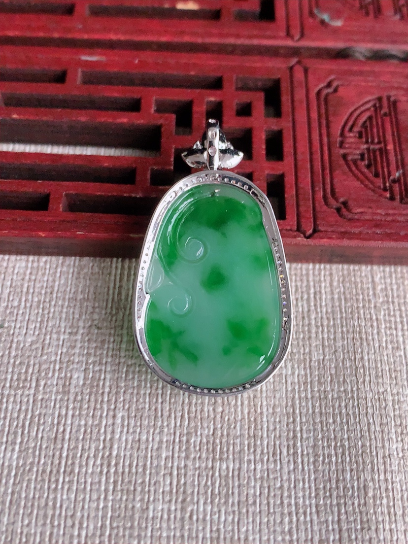 天然A货翡翠18K金伴钻镶嵌飘阳绿如意吊坠 
尺寸35.6-19.6-7.8裸石26.6-17.6m