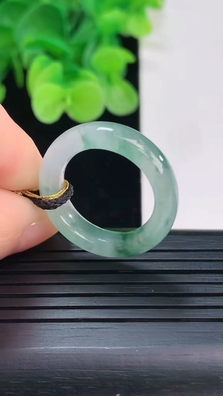 天然A货翡翠飘花指环戒指尺寸17.1-5.7-3.8重量:4.14g2026年4月6日
工厂直销收藏佳品,种好水足，色泽均匀，有种有色，上手高大气！