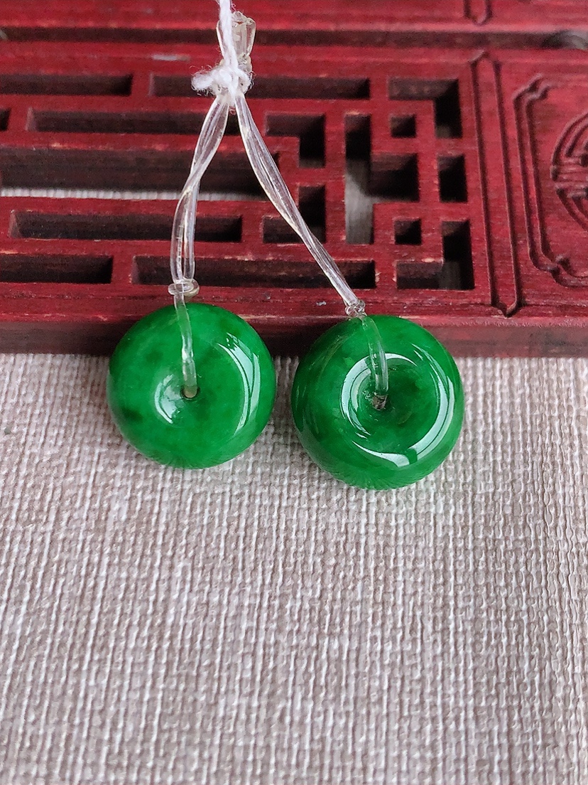 天然A货翡翠满绿阳绿平安扣吊坠一对 
尺寸15-6.3mm 重量6.06g 0403