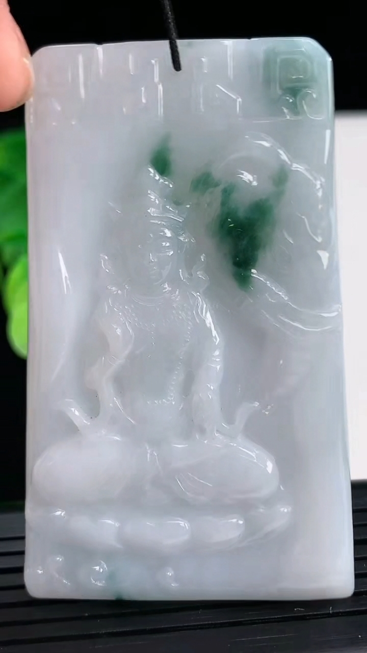 天然A货翡翠飘花普贤菩萨吊坠尺寸64.4-39.1-5.6重量:34.71g
4月6日