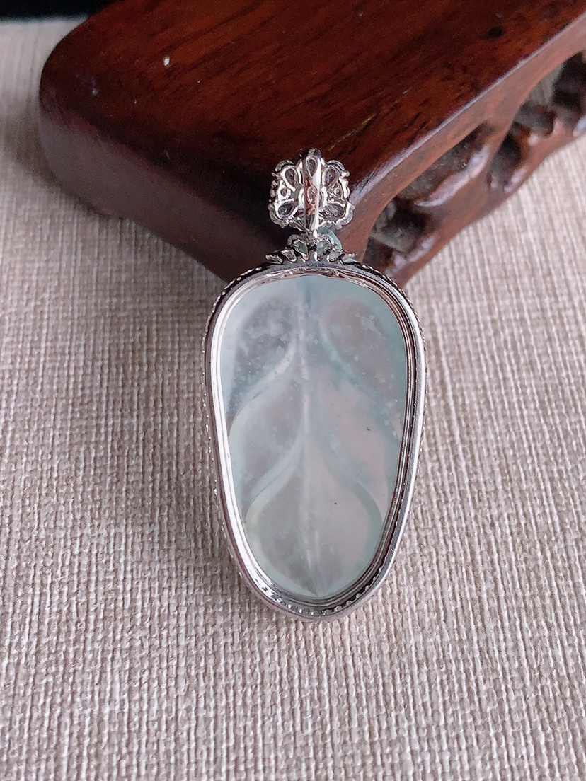 天然A货翡翠18K金伴钻镶嵌白冰白月光雪花棉叶子金枝玉叶吊坠 
尺寸43.5-20.8-8裸石30.