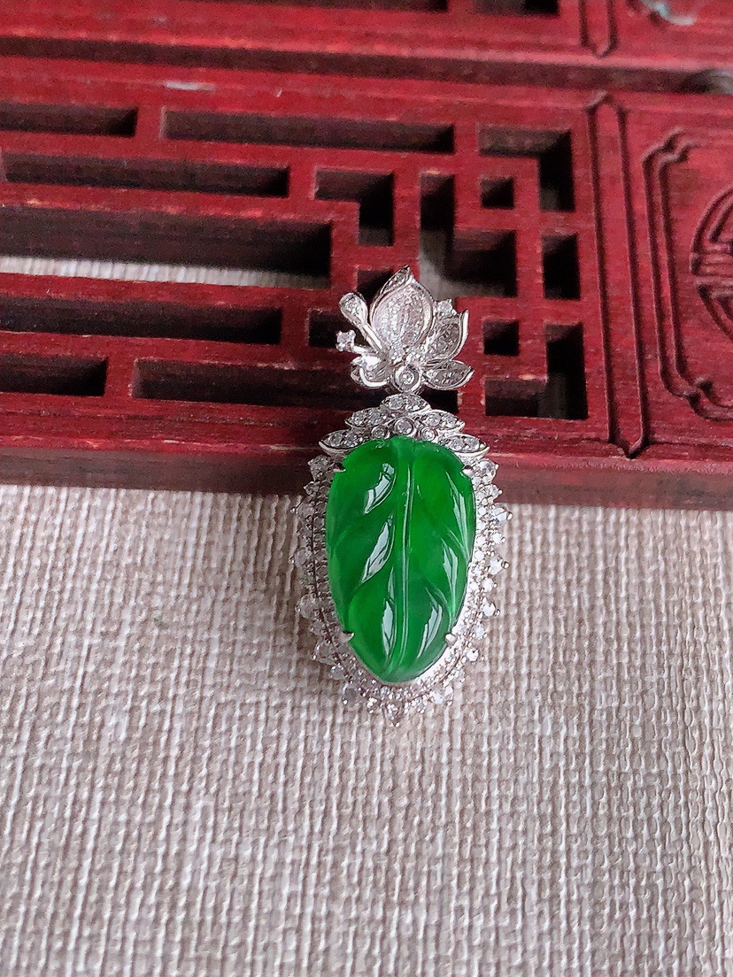 天然A货翡翠18K金伴钻镶嵌满绿叶子金枝玉叶吊坠 
尺寸28.8-13.8-9.3裸石15-9mm 