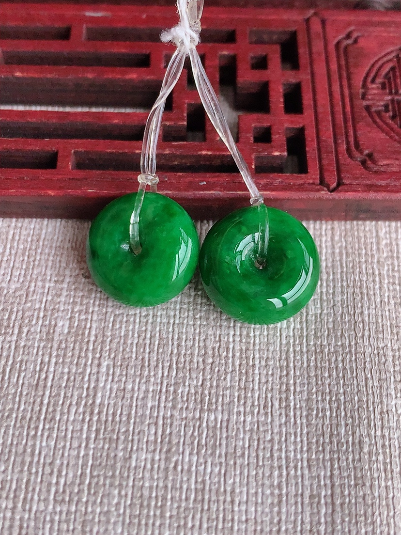 天然A货翡翠满绿阳绿平安扣吊坠一对 
尺寸15-6.3mm 重量6.06g 0403