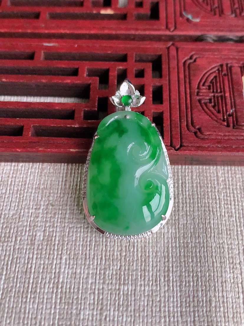 天然A货翡翠18K金伴钻镶嵌飘阳绿如意吊坠 
尺寸35.6-19.6-7.8裸石26.6-17.6mm 重量5.75g 0403