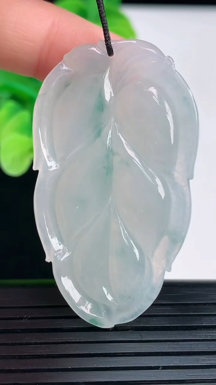 天然A货翡翠飘花金枝玉叶 叶子吊坠尺寸48.5-27.9-6.8重量:15.11g
4月6日