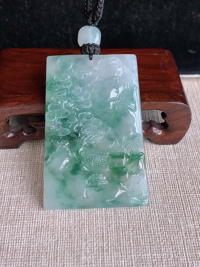 天然A货翡翠飘花意境山水牌吊坠 
尺寸60.2-39.5-4.8mm 重量33.80g 0403
