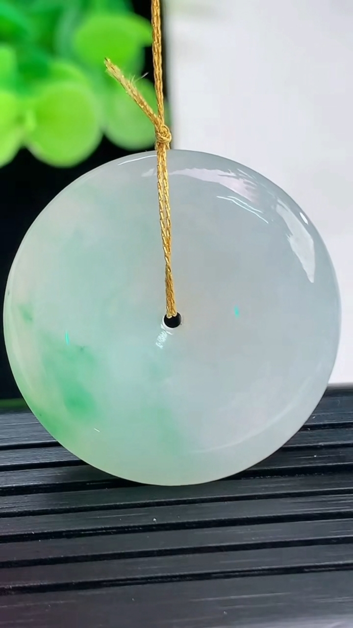 天然A货翡翠平安扣吊坠尺寸28.9-5.5重量:10.37g
4月6日