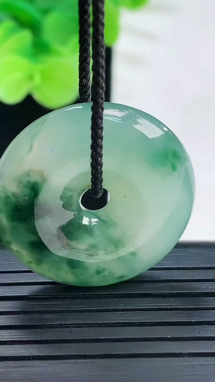 天然A货翡翠飘花平安扣吊坠尺寸28.3-6.4重:10.15g 99
4月6日