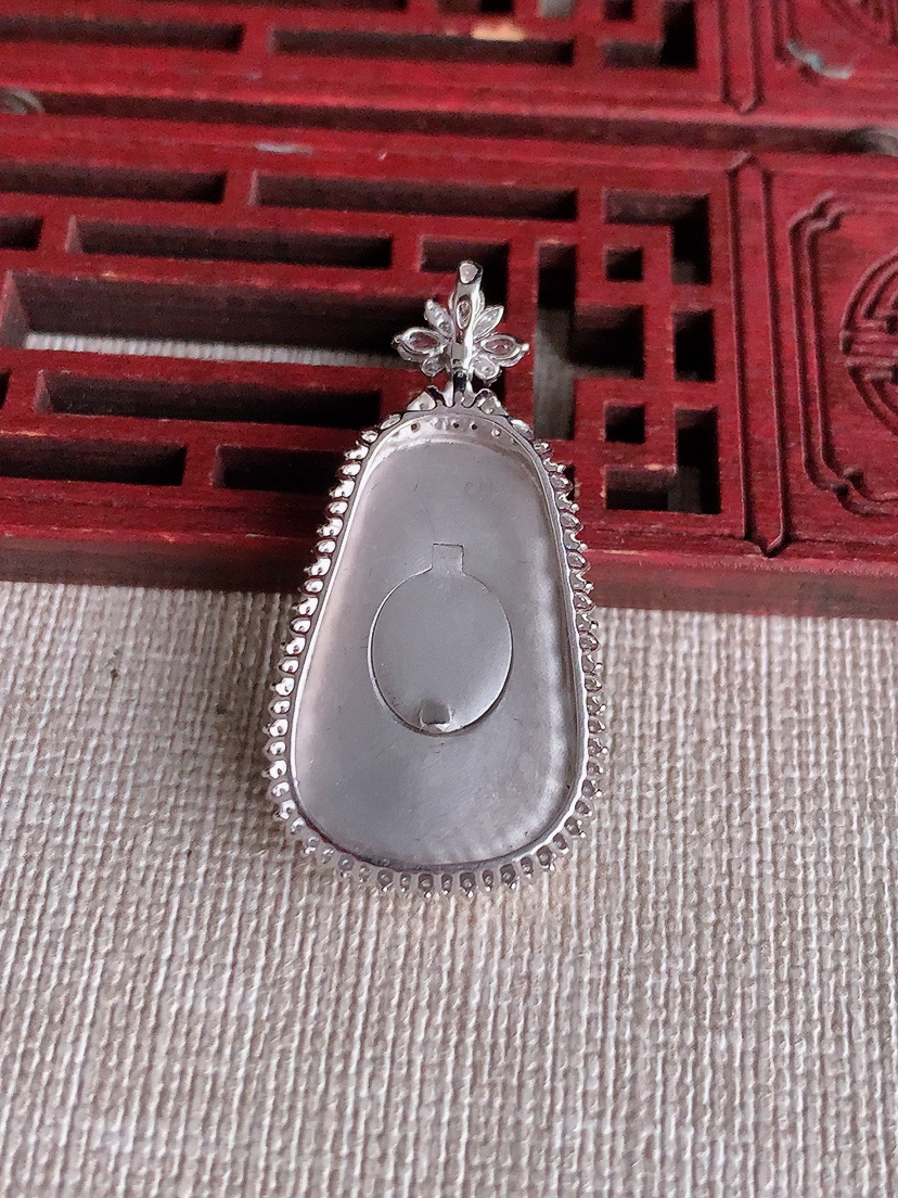 天然A货翡翠18K金伴钻镶嵌满绿如意吊坠 
尺寸36.5-19.2-7.3裸石25-16.2mm 重