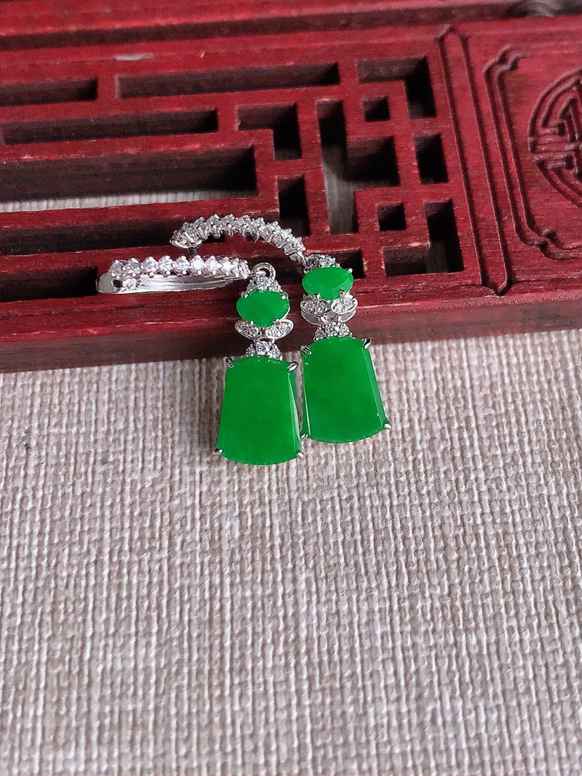 天然A货翡翠18K金伴钻镶嵌阳绿无事牌耳坠 
尺寸9-6.6-2.6mm 重量2.58g 0403