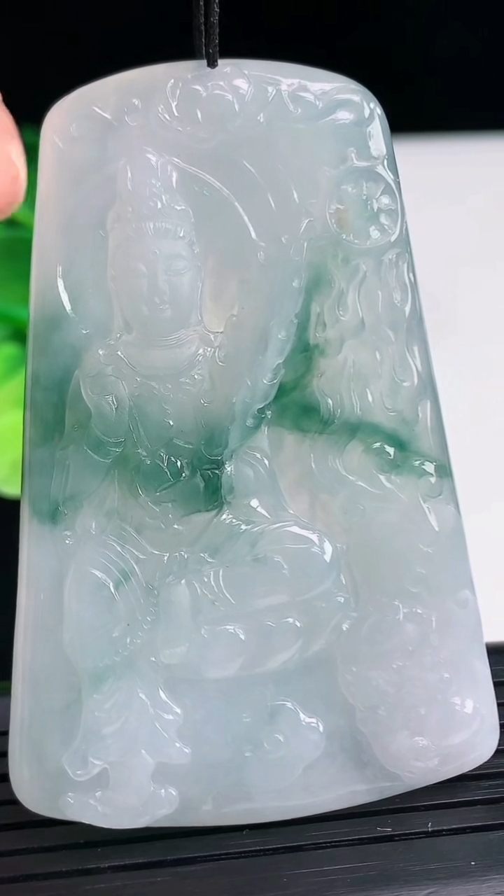 天然A货翡翠飘花文殊菩萨吊坠尺寸61.8-40.3-5重量:29.80g
4月6日