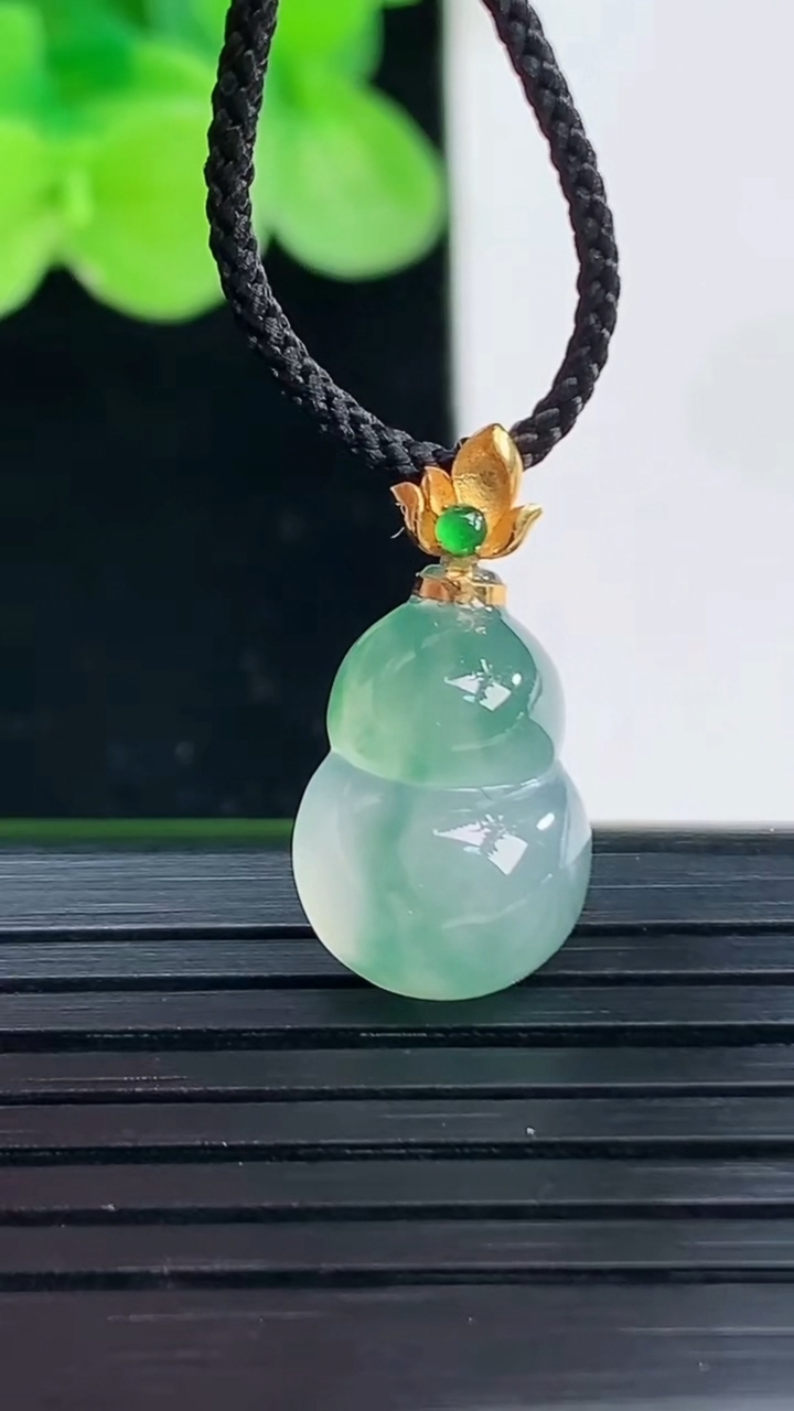 天然A货翡翠18K金飘花葫芦吊坠尺寸19.8-10.3-5.6重量:1.68g
4月6日