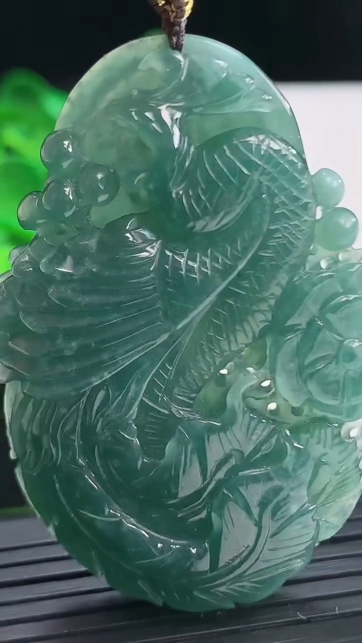 天然A货翡翠凤凰吊坠尺寸59.3-39.4-8重量:31.62g
4月6日