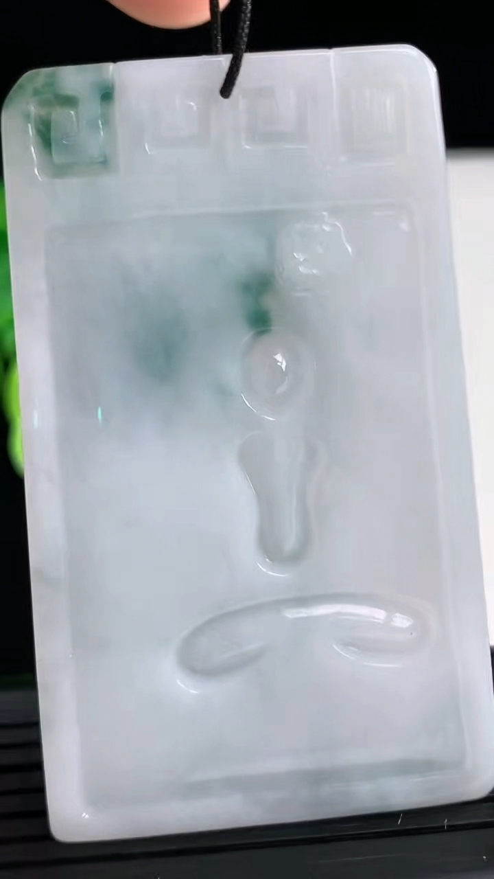 天然A货翡翠飘花普贤菩萨吊坠尺寸64.4-39.1-5.6重量:34.71g
4月6日